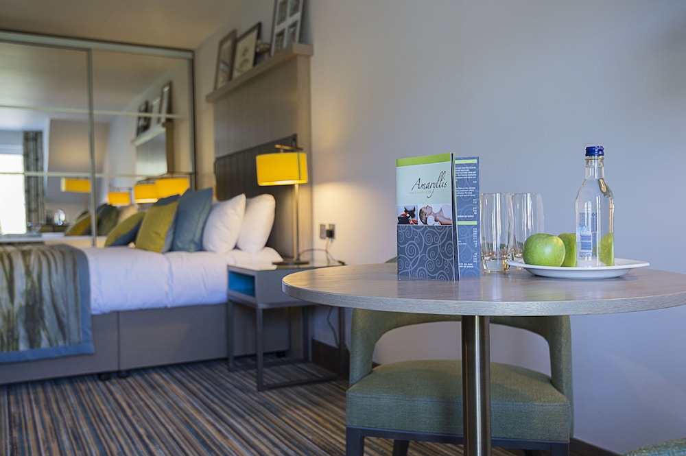 Deluxe Double Room, 1 King Bed, Partial Ocean View photo 2