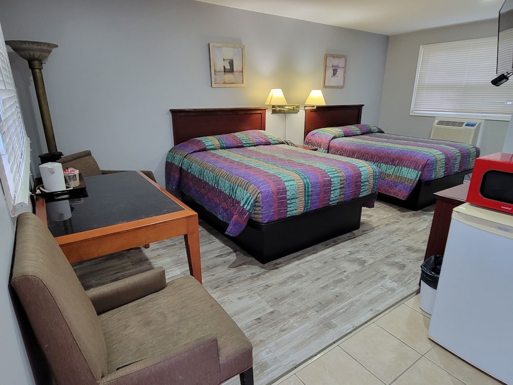 Room, 2 Queen Beds, Non Smoking photo 3