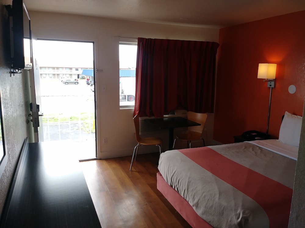 Deluxe Room, 1 King Bed, Non Smoking, Kitchenette photo 3