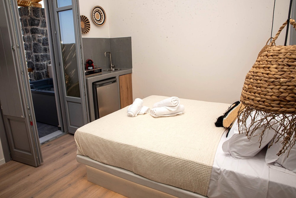 Superior room with outdoor hot tub - Photo 7