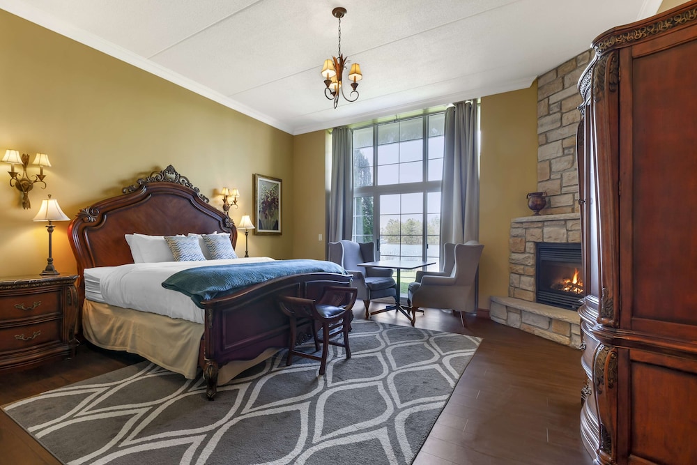Signature Room, 1 King Bed with Sofa bed, Non Smoking, Jetted Tub (with Sofabed)