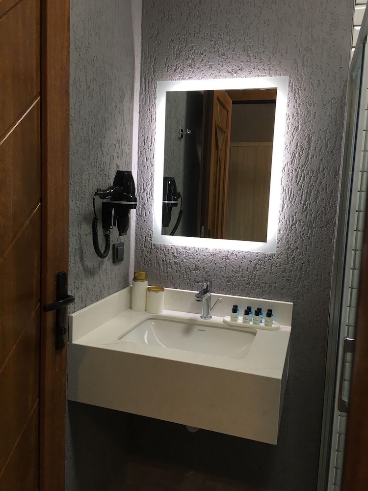 Deluxe Room - Photo 17