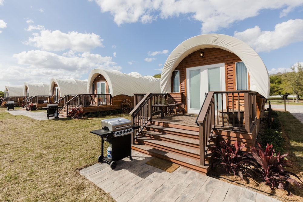 Room (Luxe Conestoga Wagon) photo 1