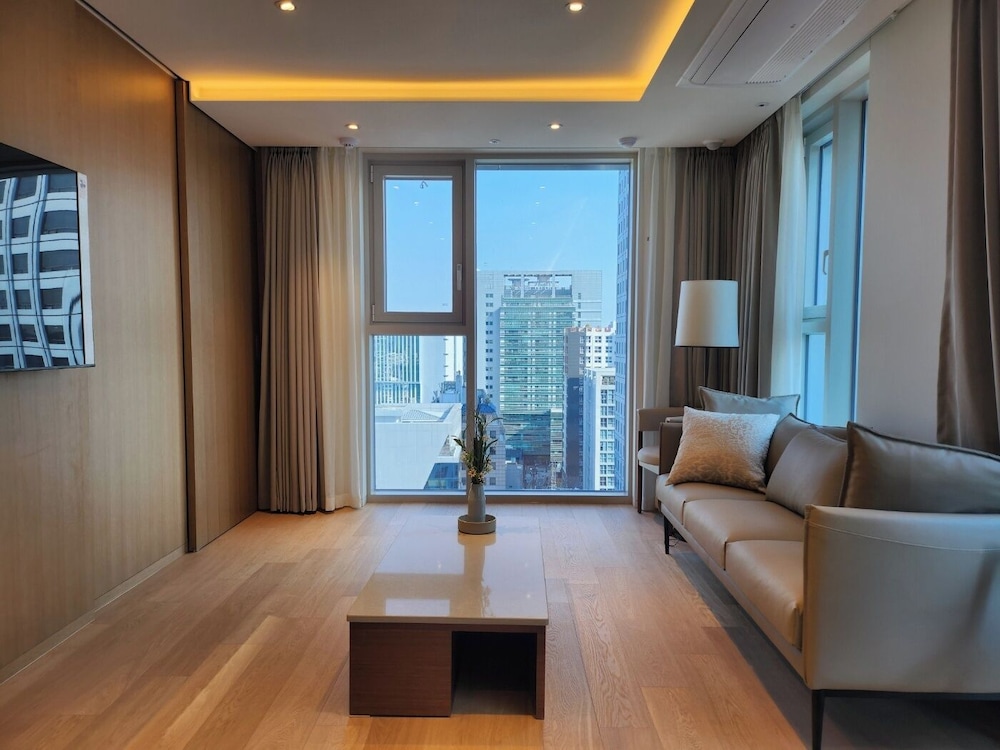 Suite, City View