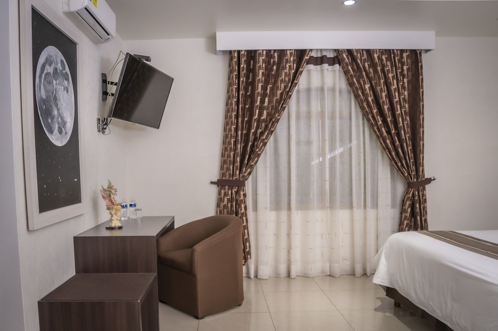 Standard Room, 1 King Bed photo 3