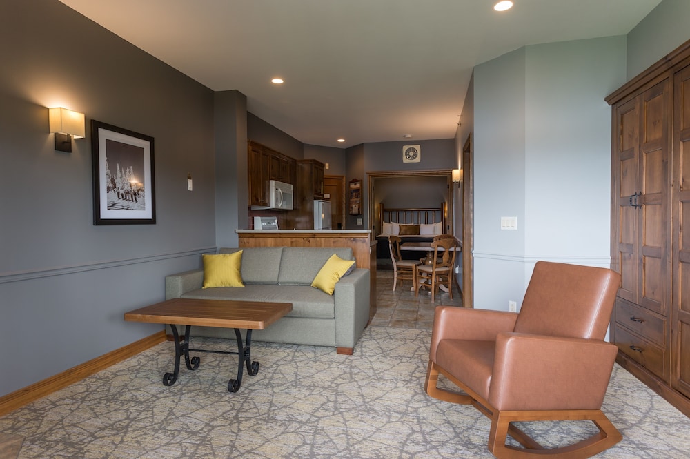Suite, Partial Lake View (Pets Not Allowed) - Photo 3