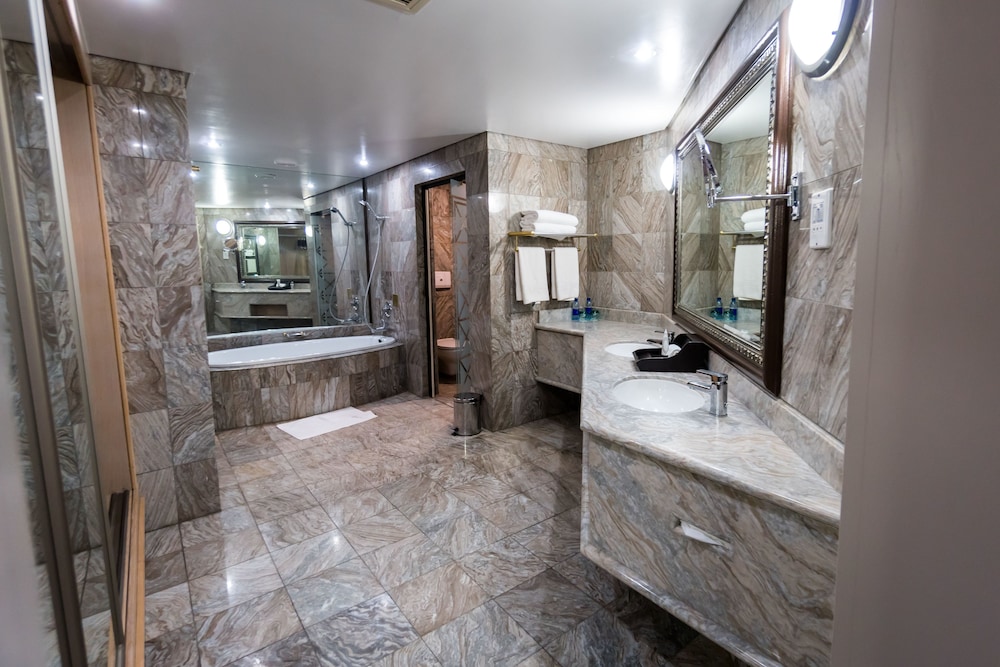 Luxury King Suite photo 3
