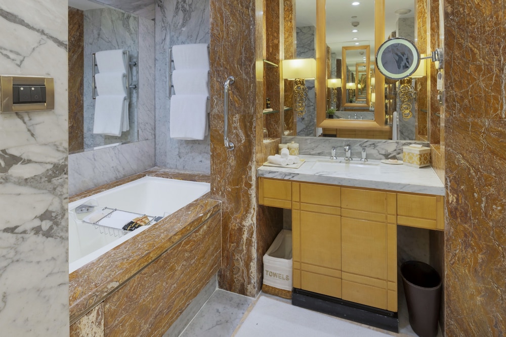 Club Suite, 1 Bedroom - Photo 10