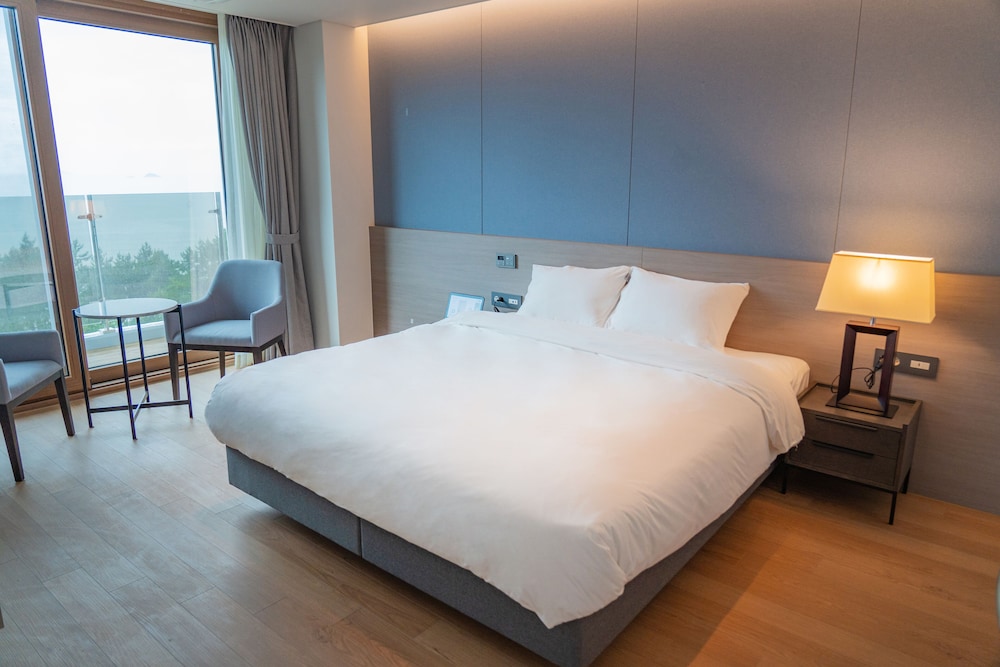 Suite, Multiple Beds, Non Smoking, Corner (Corner Suite) - Photo 1