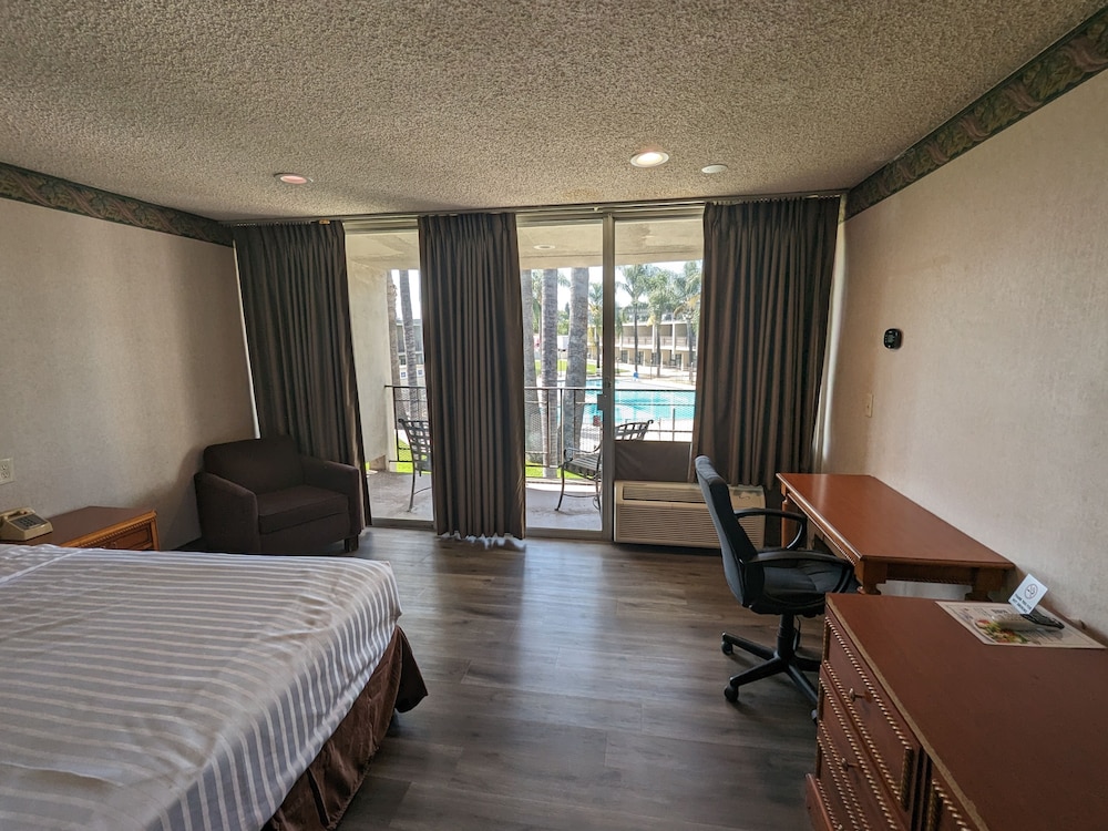 Deluxe Room, 1 King Bed, Non Smoking at Valley Inn in Mission Hills