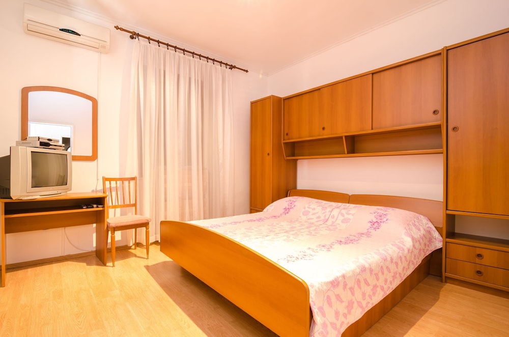 Basic Double Room, 1 Double Bed (Private External Bathroom)