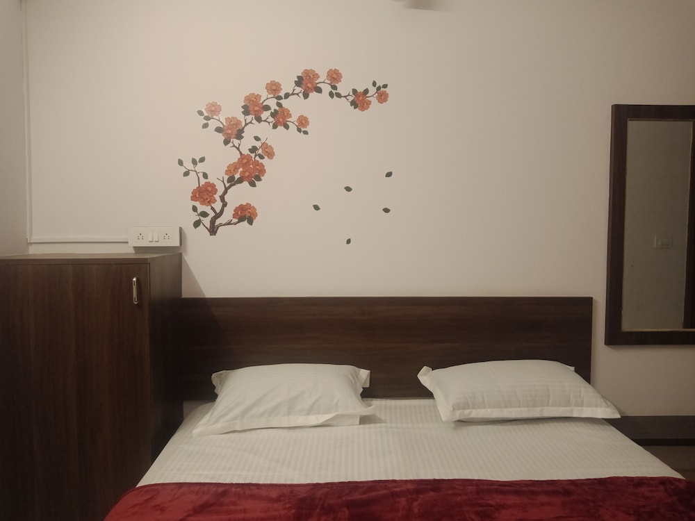Economy Room, 1 King Bed, Private Bathroom photo 3