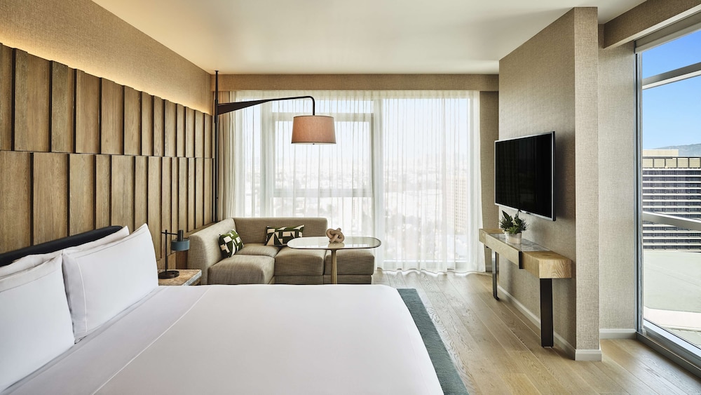 Deluxe Room, 1 King Bed, City View