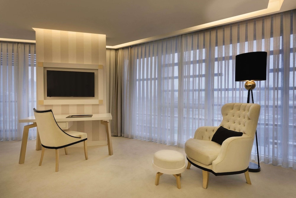 Family Suite (1 Double Bed, 2 Twin Beds) photo 1