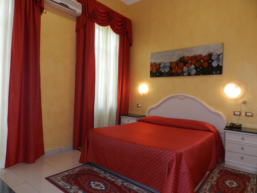 Standard Double or Twin Room - Photo 10