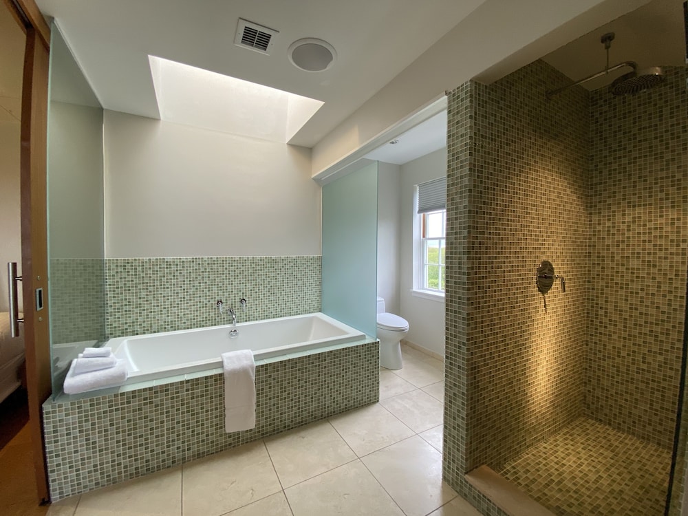 Studio Suite, 1 King Bed, Ocean View photo 2