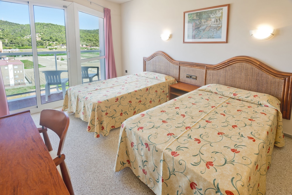 Quadruple Room (2 Adults and 2 Children) - Photo 1