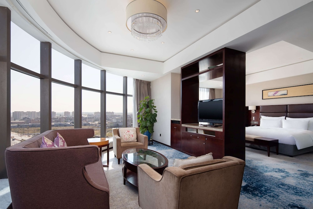 Executive Suite, 1 King Bed, Non Smoking photo 1