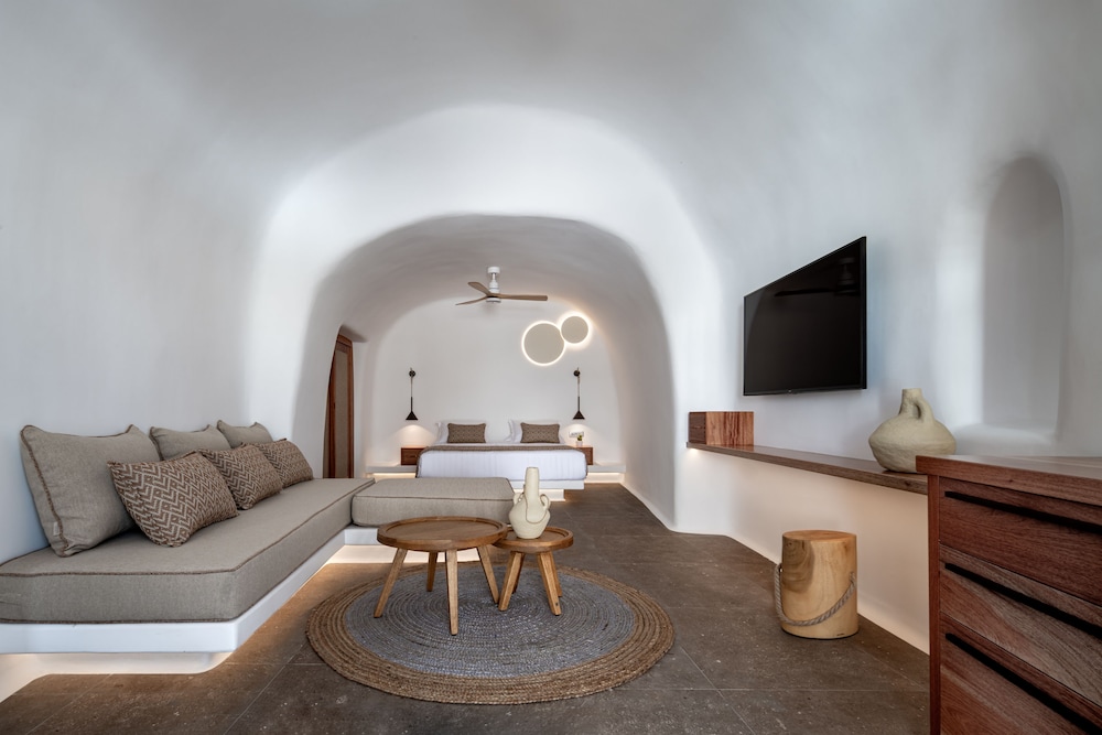 Cave Suite with Jacuzzi - Photo 12
