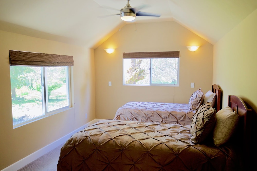 Glenbrook Lodge - Private Creekside Estate photo 3