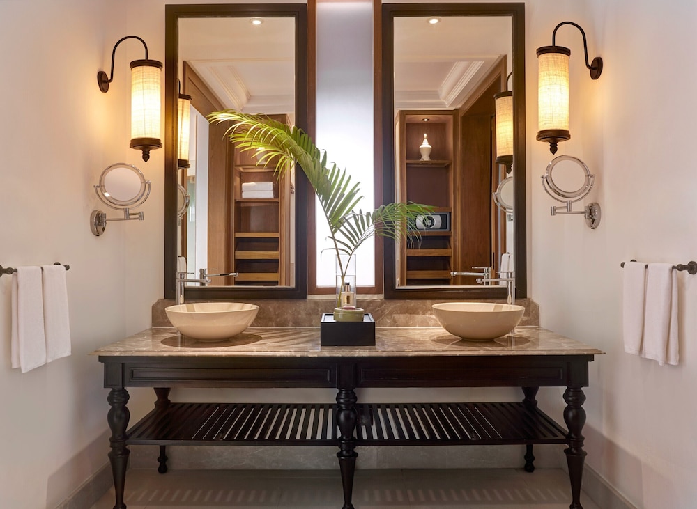 Deluxe Beachfront Villa With Plunge Pool - Photo 7