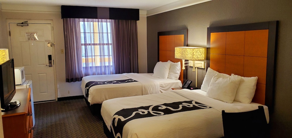 Deluxe Room, 2 Double Beds, Accessible (Mobility/Hearing,roll-in shower) - Photo 3