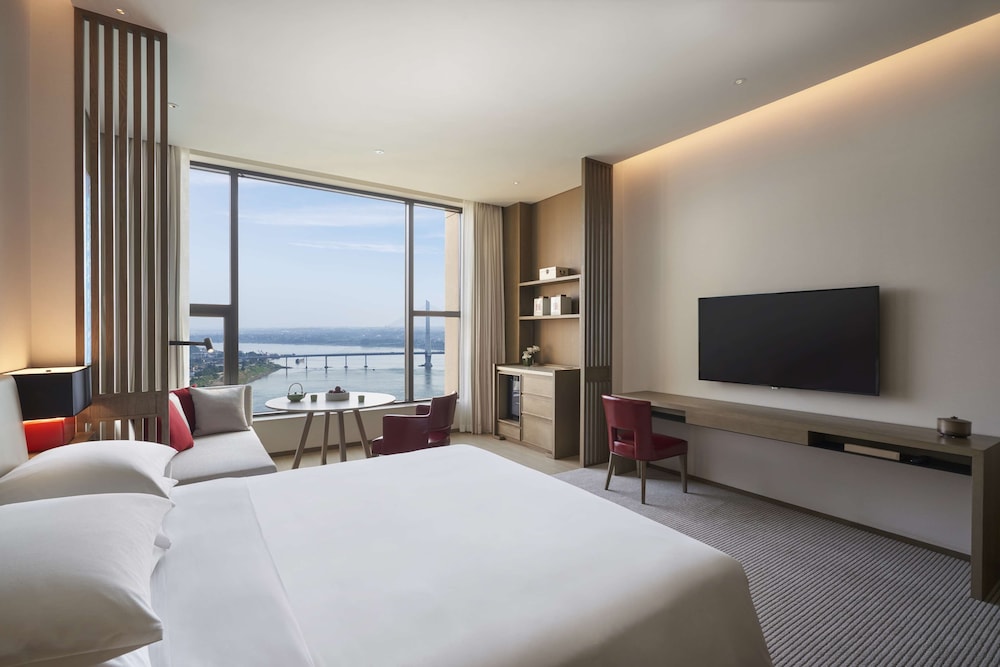 1 King Bed River View