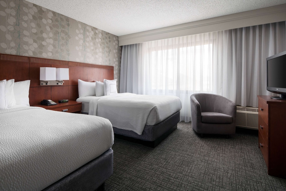 Deluxe Room, 2 Queen Beds, Accessible (Mobility Tub) - Photo 1