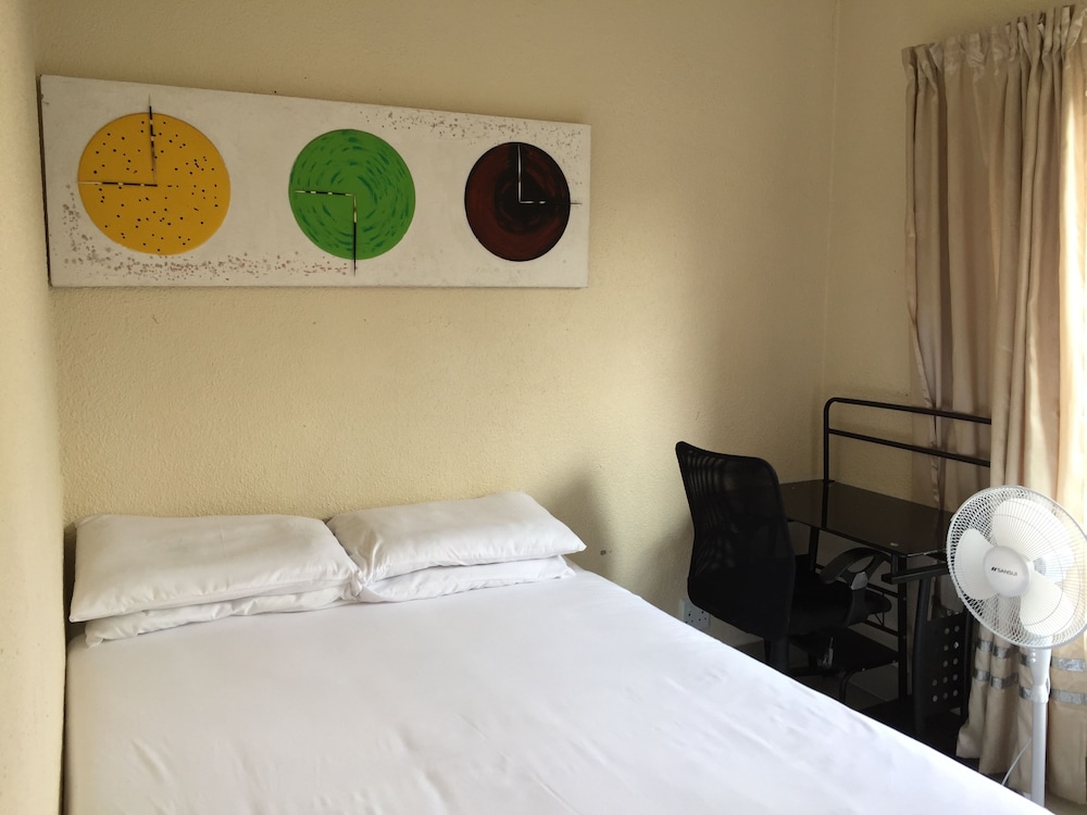 Basic Apartment, 3 Bedrooms photo 2