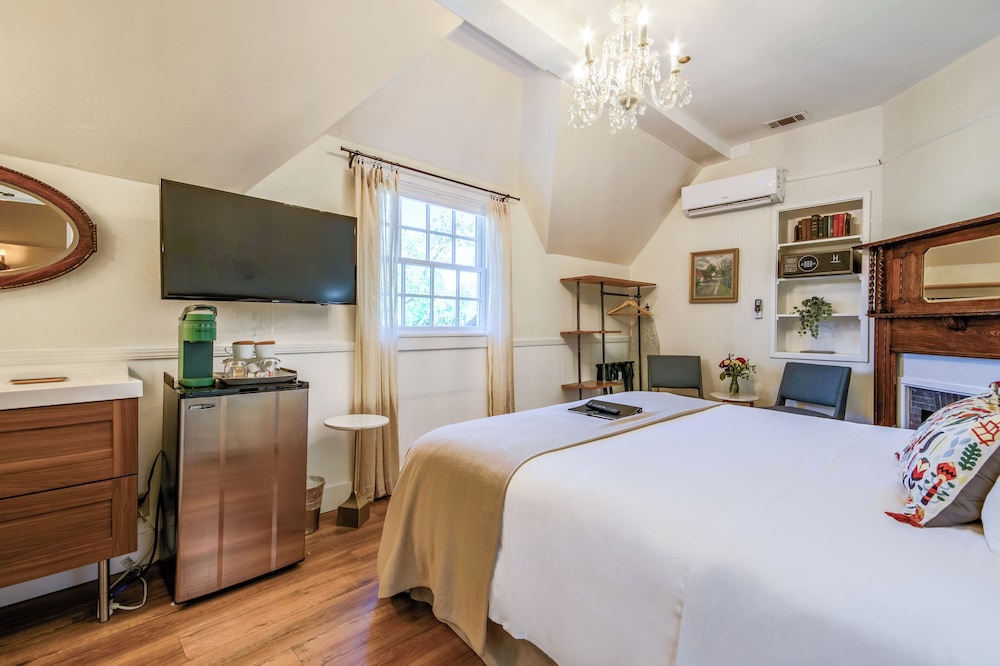 Miss Dorothy's Room - Photo 4