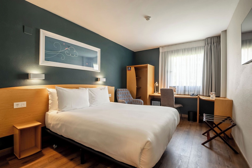 Room - Photo 8
