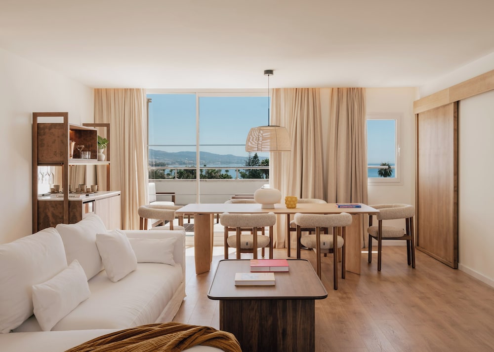 Ultimate ME + Penthouse Suite