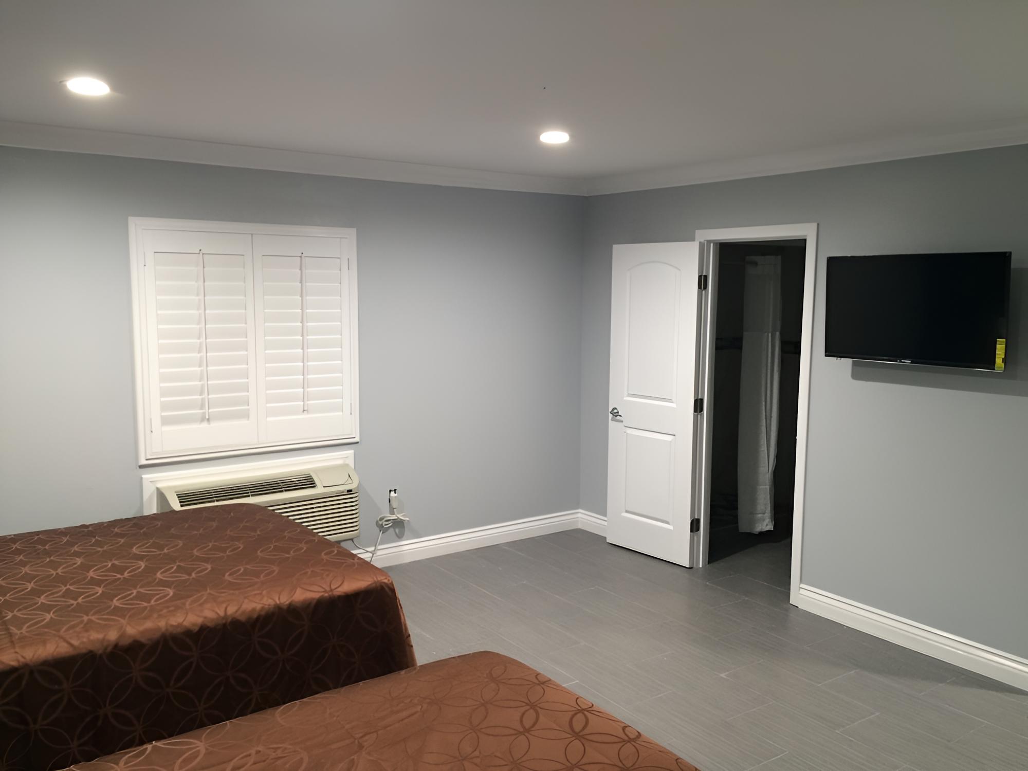 Basic Single Room, 2 Queen Beds photo 1