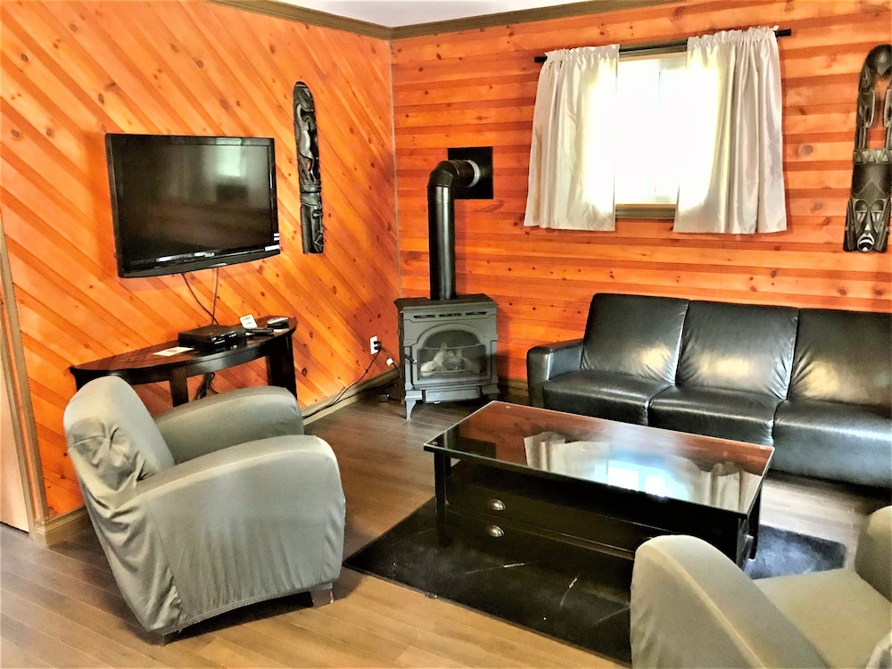 2 Bedroom Cottage w/ fireplace and full kitchen (easy water access) photo 1