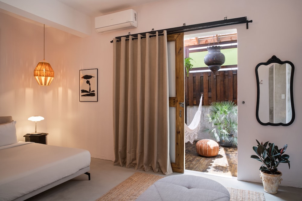 Deluxe Suite, 1 King Bed, Terrace photo 3