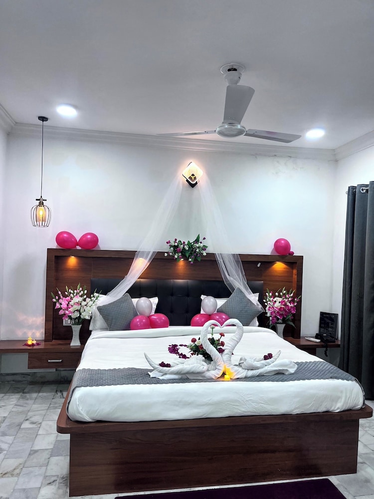 Honeymoon Room, City View