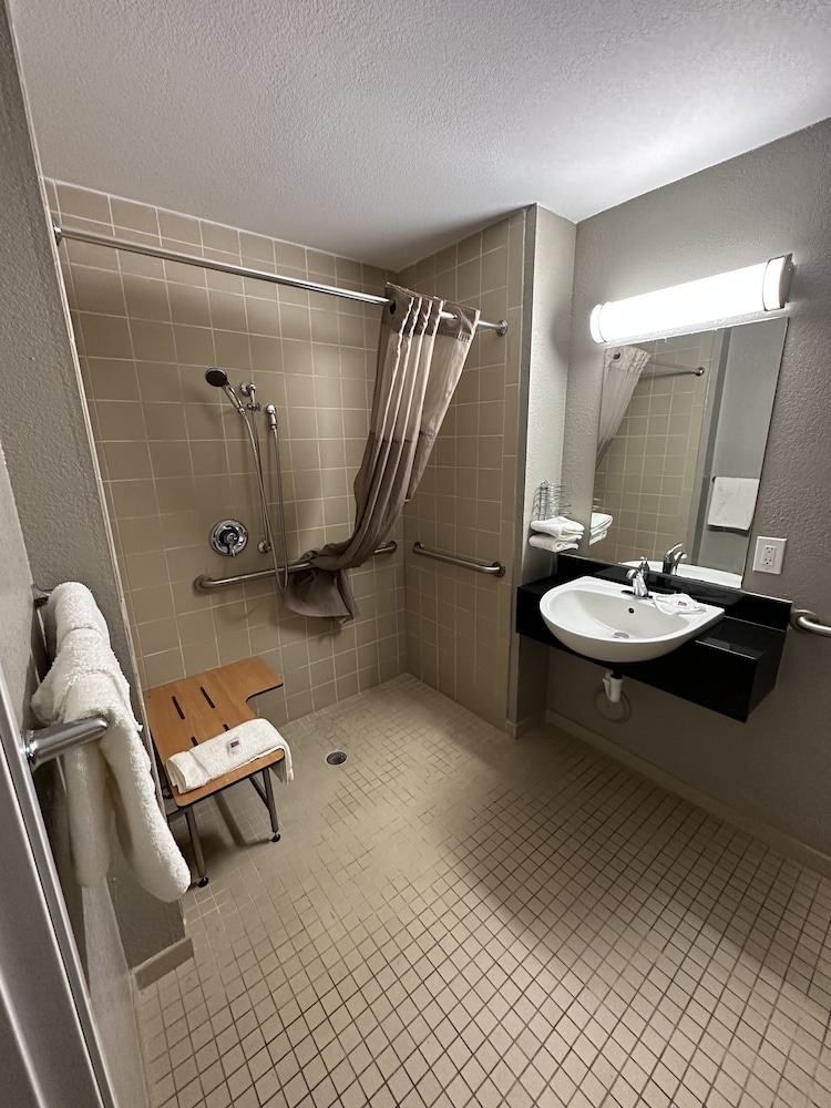 Superior Room, 1 King Bed, Accessible, Non Smoking photo 3
