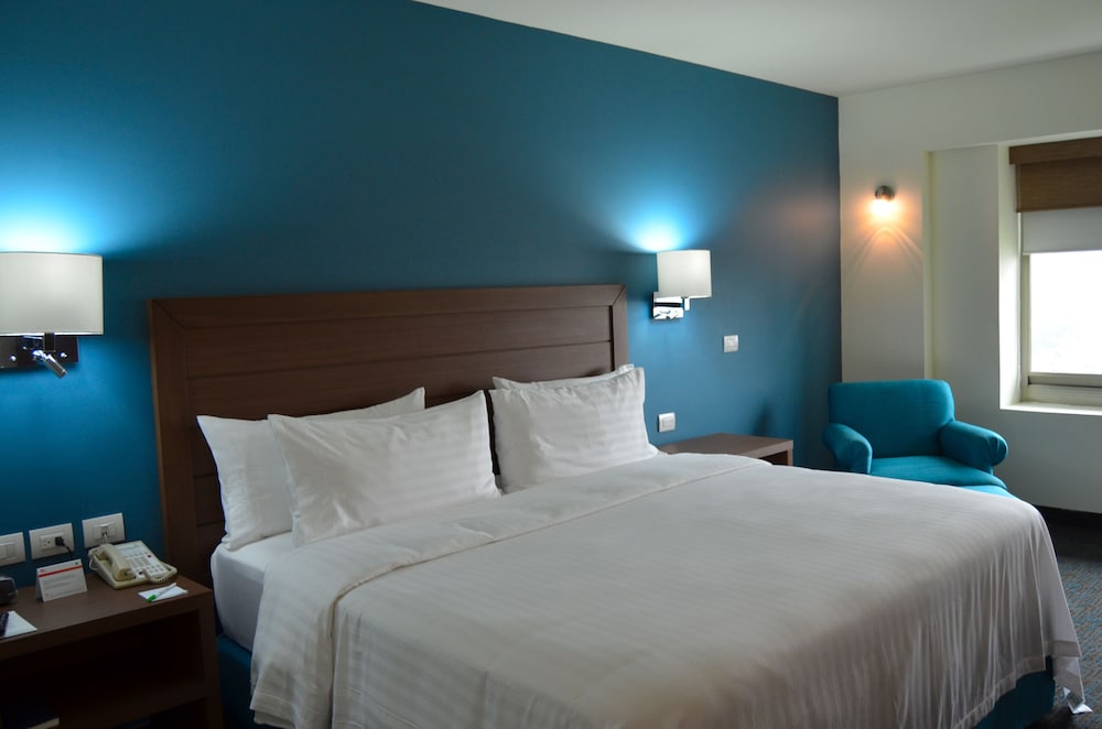 Standard Room, 1 King Bed, Balcony, Pool View photo 3