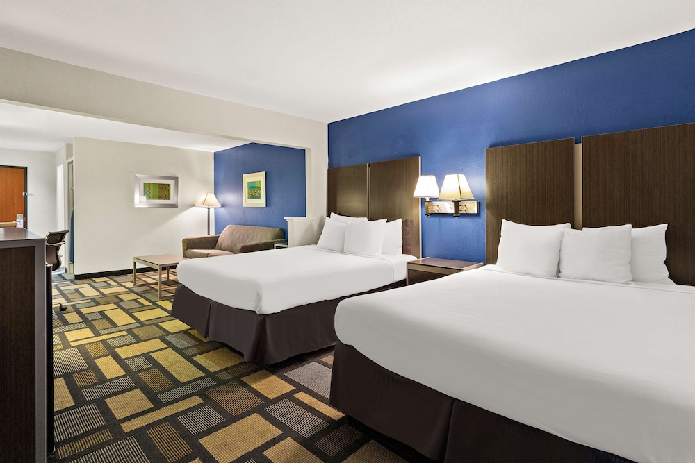 Suite, Multiple Beds, Non Smoking, Refrigerator & Microwave (with Sofabed) - Photo 3