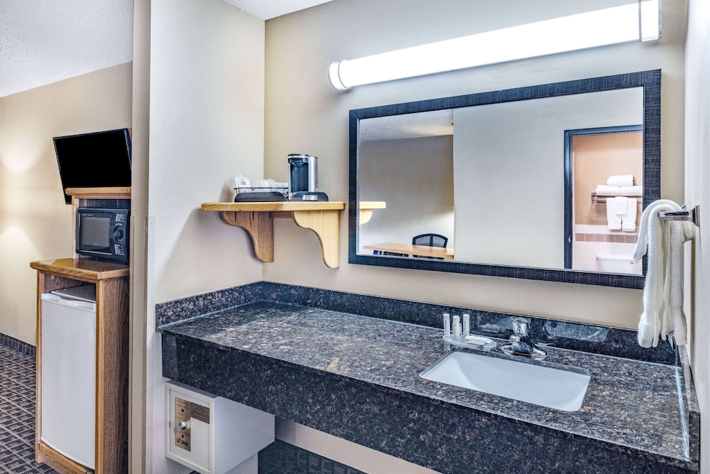 Premier Hot Tub Suite, 1 King Bed - Photo 3