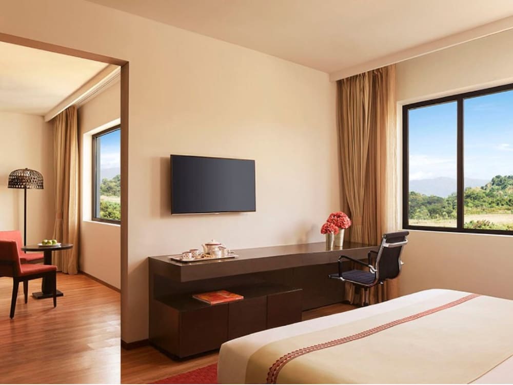 Deluxe Suite, 1 King Bed, Hill View (Allure)