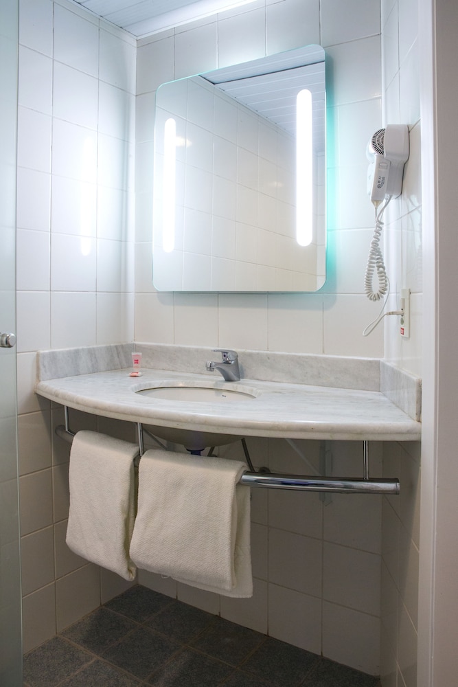 Room, Multiple Beds - Photo 10