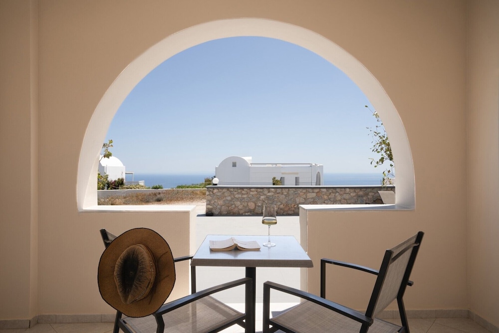 Classic Double Room, 1 King Bed, Partial Sea View, Ground Floor