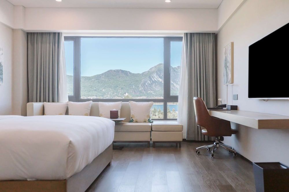 Deluxe Room, 1 King Bed, Lake View - Photo 4