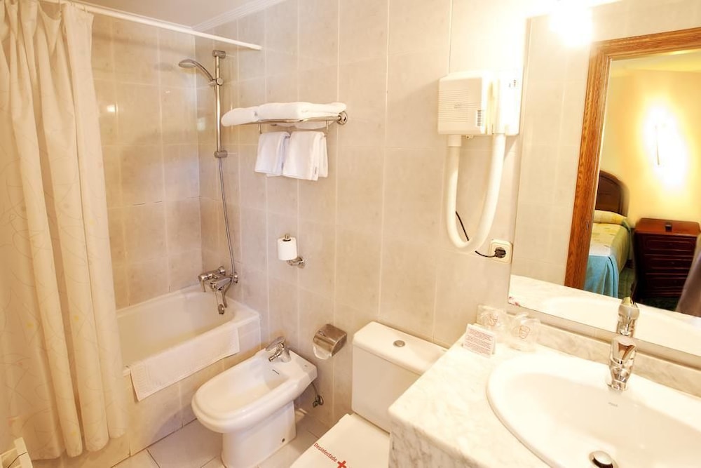 Twin Room - Photo 7