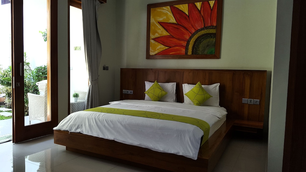 Junior Studio Suite, 1 King Bed, Pool View photo 3