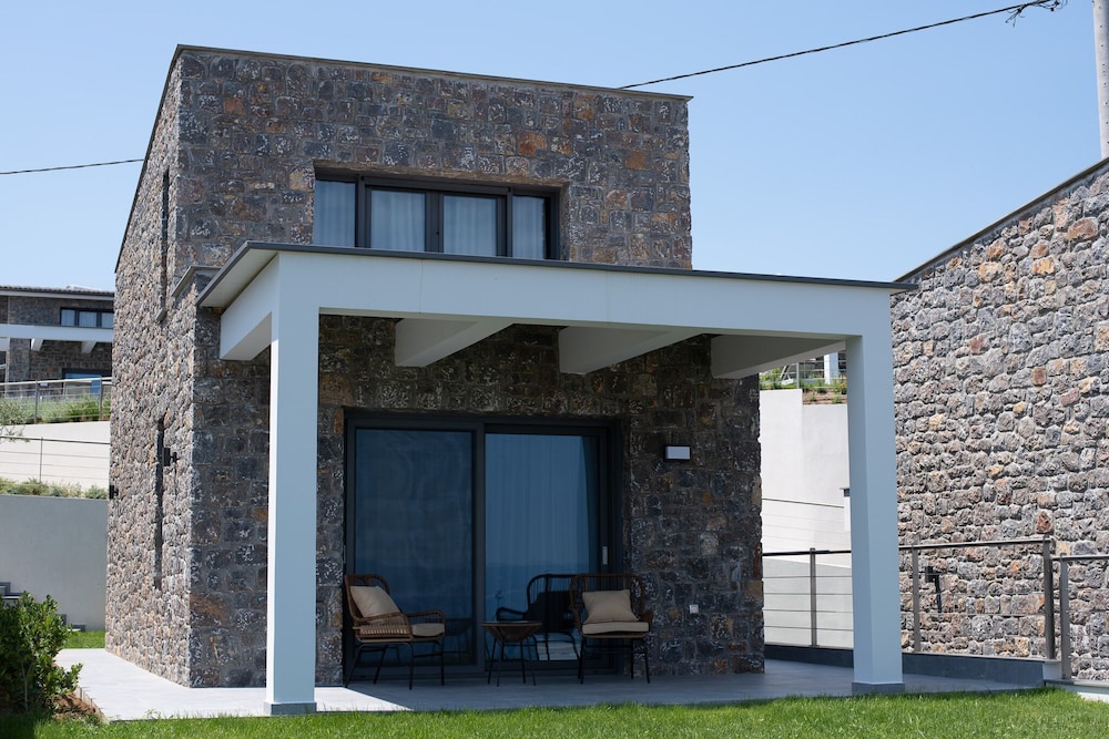 Luxury Suite, Pool Access, Sea View photo 2