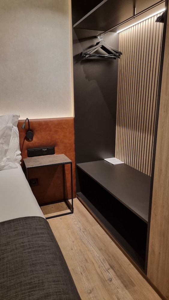 Standard Twin Room - Photo 11
