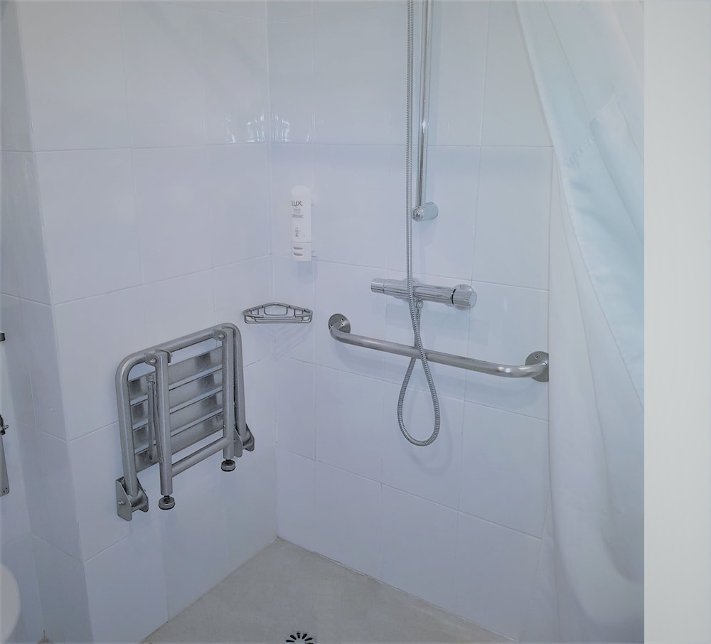 Standard Room, 1 Double Bed, Accessible (Free Breakfast) - Photo 5