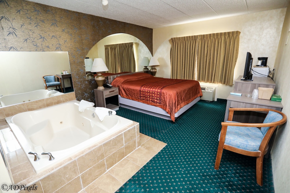 Suite, 1 Queen Bed, Hot Tub photo 1
